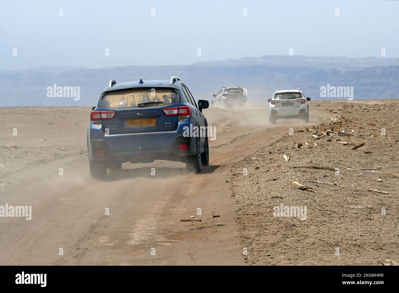Coche convoy en el desierto Foto de stock