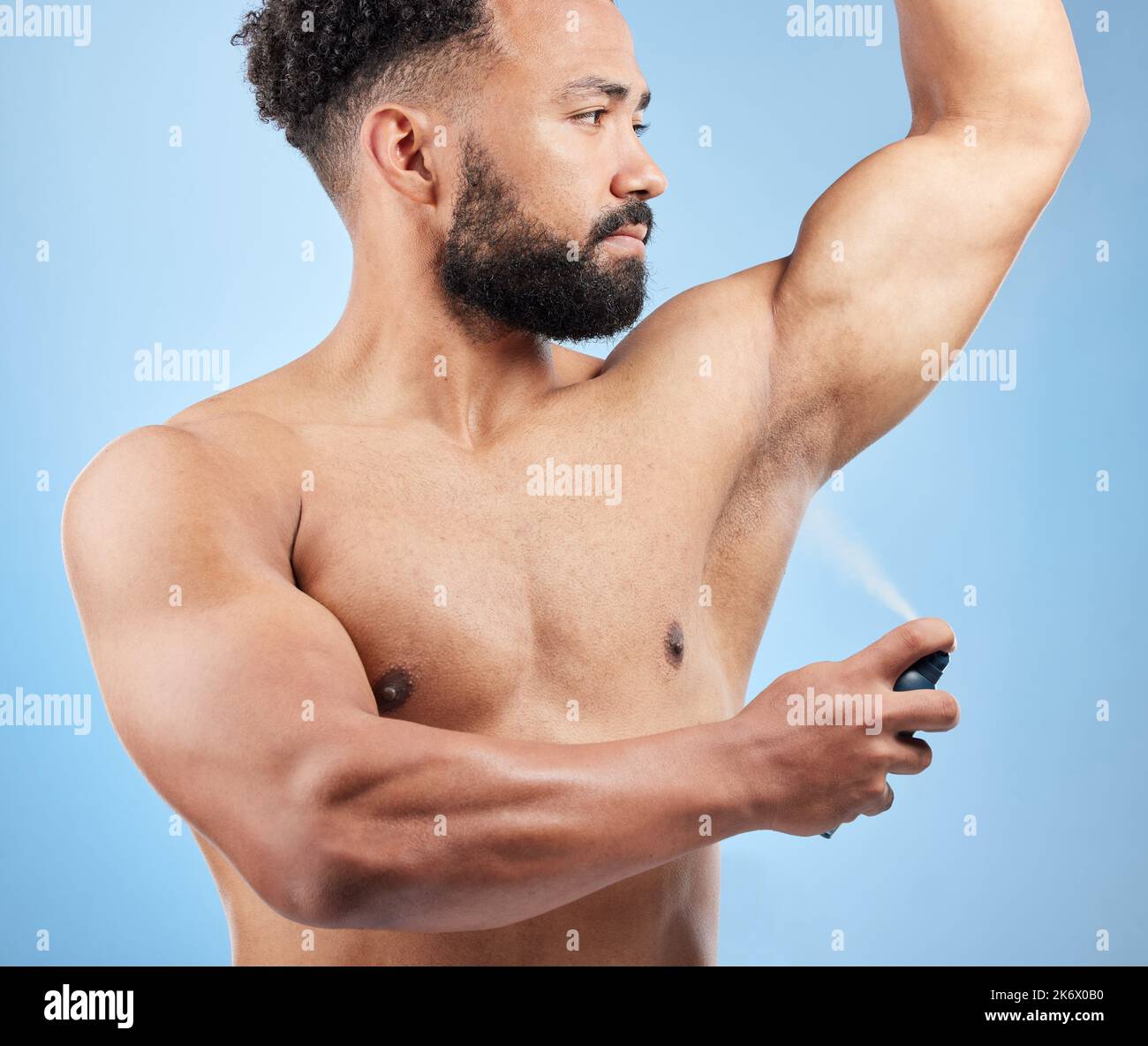 Hombre joven guapo aplicando desodorante en el baño Fotografía de stock -  Alamy