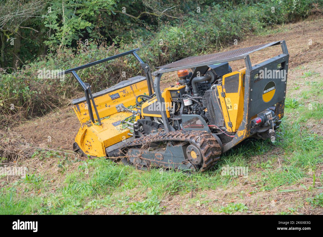 Disco de corte con cortacéspedes de orugas controlado remotamente Robocut en campo, Carmarthenshire, Gales, Reino Unido Foto de stock