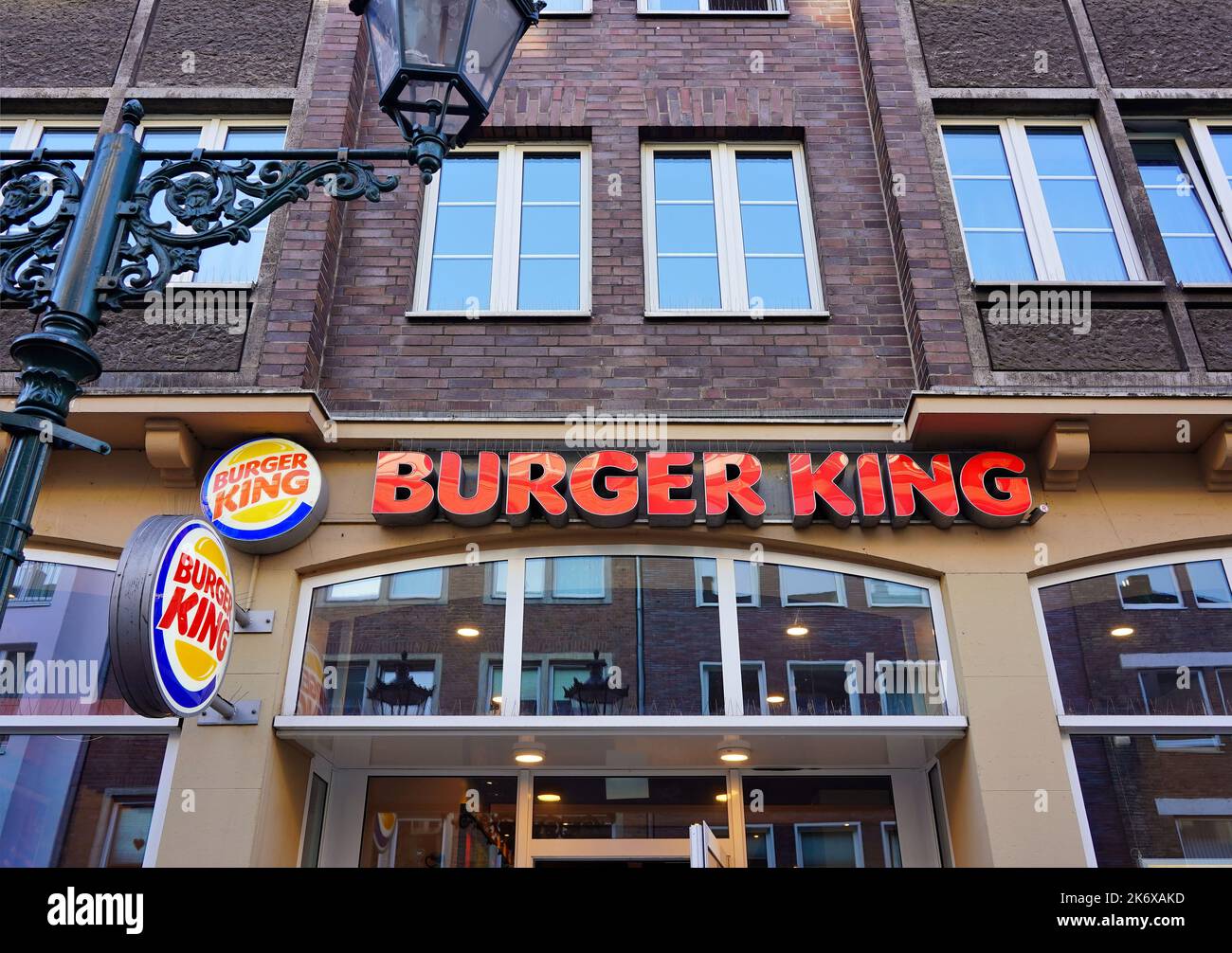 Restaurante Burger King en el casco antiguo de Düsseldorf/Alemania. La Ciudad Vieja es una zona turística popular con muchos restaurantes. Foto de stock