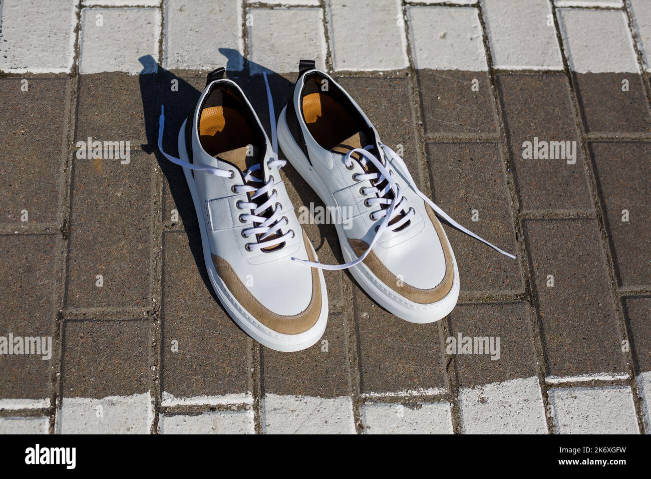 Pies en zapatillas caras fotograf as e im genes de alta resoluci n