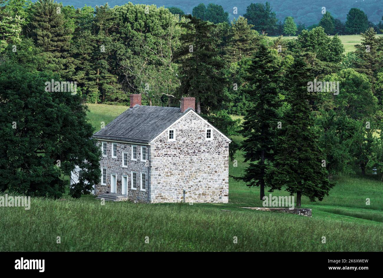 Casa colonial de piedra en el parque militar de Vally Forge. Foto de stock
