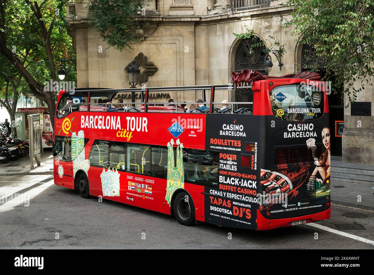 Autobús turístico por la ciudad de Barcelona. Foto de stock