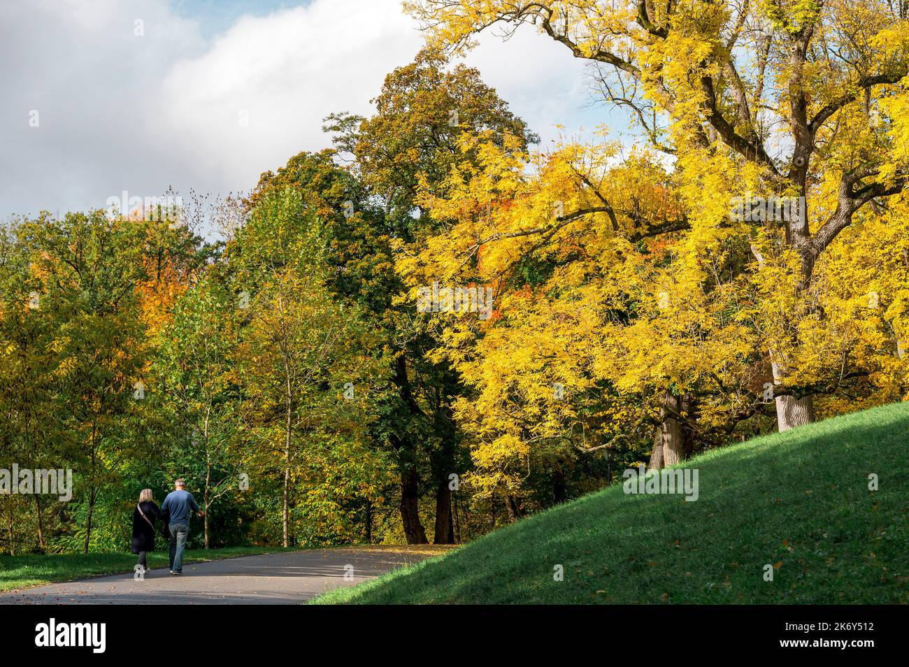 16 de octubre de 2022, Baviera, Rödental: La gente camina por un camino a través del Parque del Palacio Rosenau. El tiempo y las temperaturas alrededor de 25 grados se pronostican para el domingo y el lunes en Baviera. Foto: Daniel Vogl/dpa Foto de stock