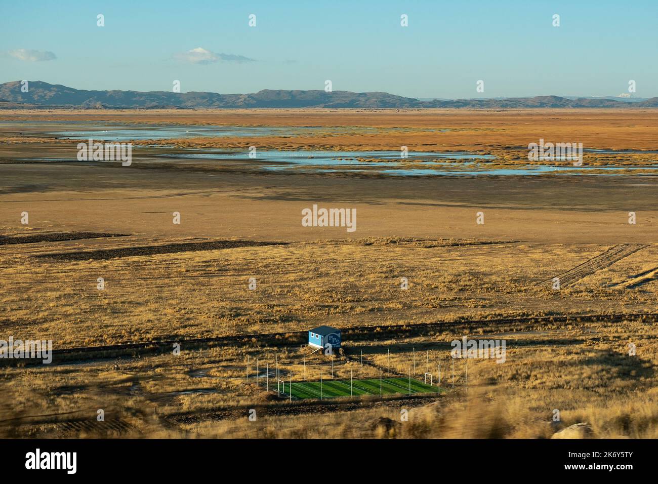 Juliaca, Perú - Julio 27 2022: Paisaje de un suelo invernal completamente seco y amarillo en contraste con un hermoso cielo azul claro con montañas en el Dis Foto de stock
