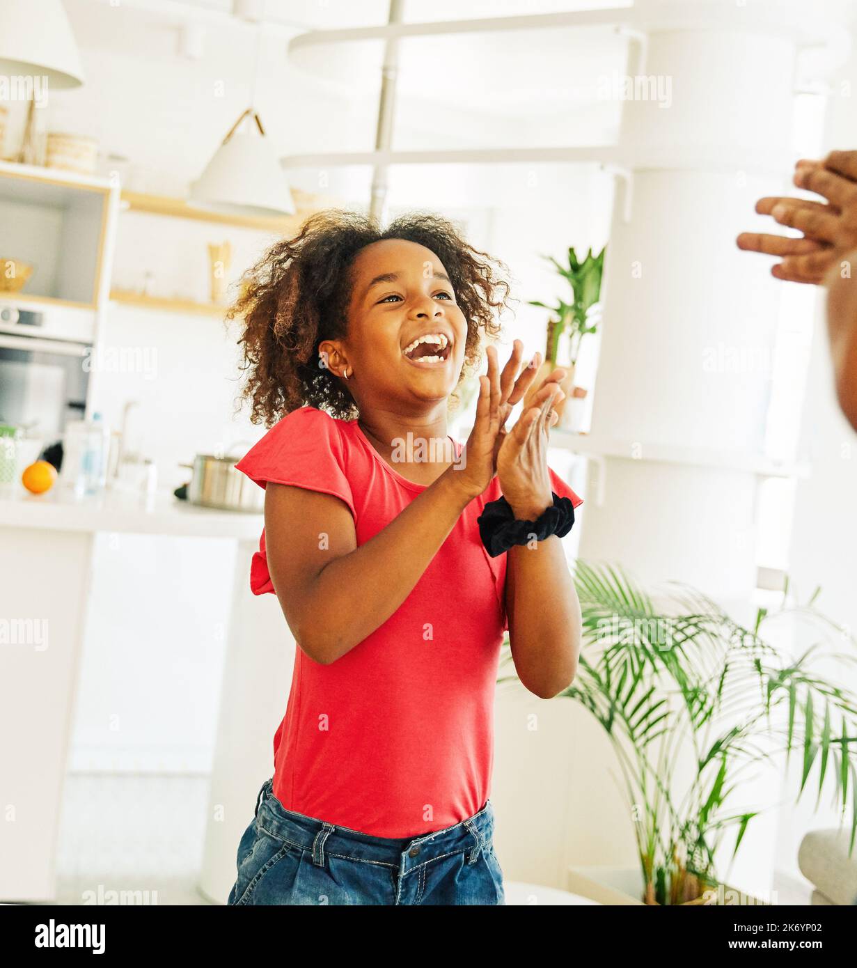 niño hija padre familia feliz jugando niño infancia bailando padre hogar mujer niña enlazando diversión alegre Foto de stock