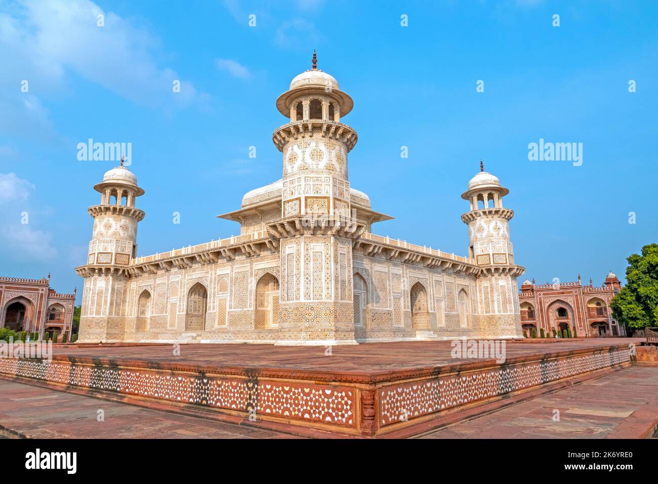 Impresionante tumba de mármol de Itimad-ud-Daulah o Baby Taj Mahal en Agra, India Foto de stock