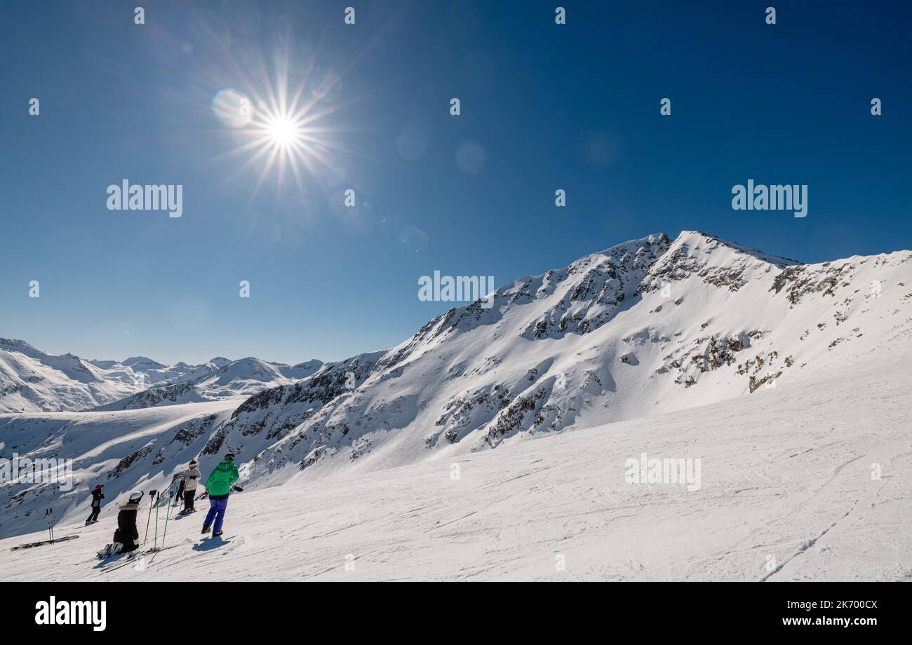 Panorama invernal de Bansko, Bulgaria durante la temporada de esquí Foto de stock