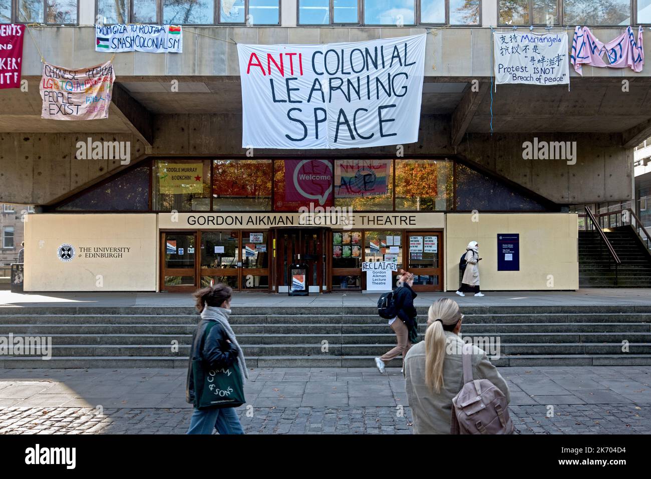 'Anti Colonial Learning Space' y otras pancartas colgadas del teatro Gordon Aikman de la Universidad de Edimburgo en George Square, Edimburgo. Foto de stock