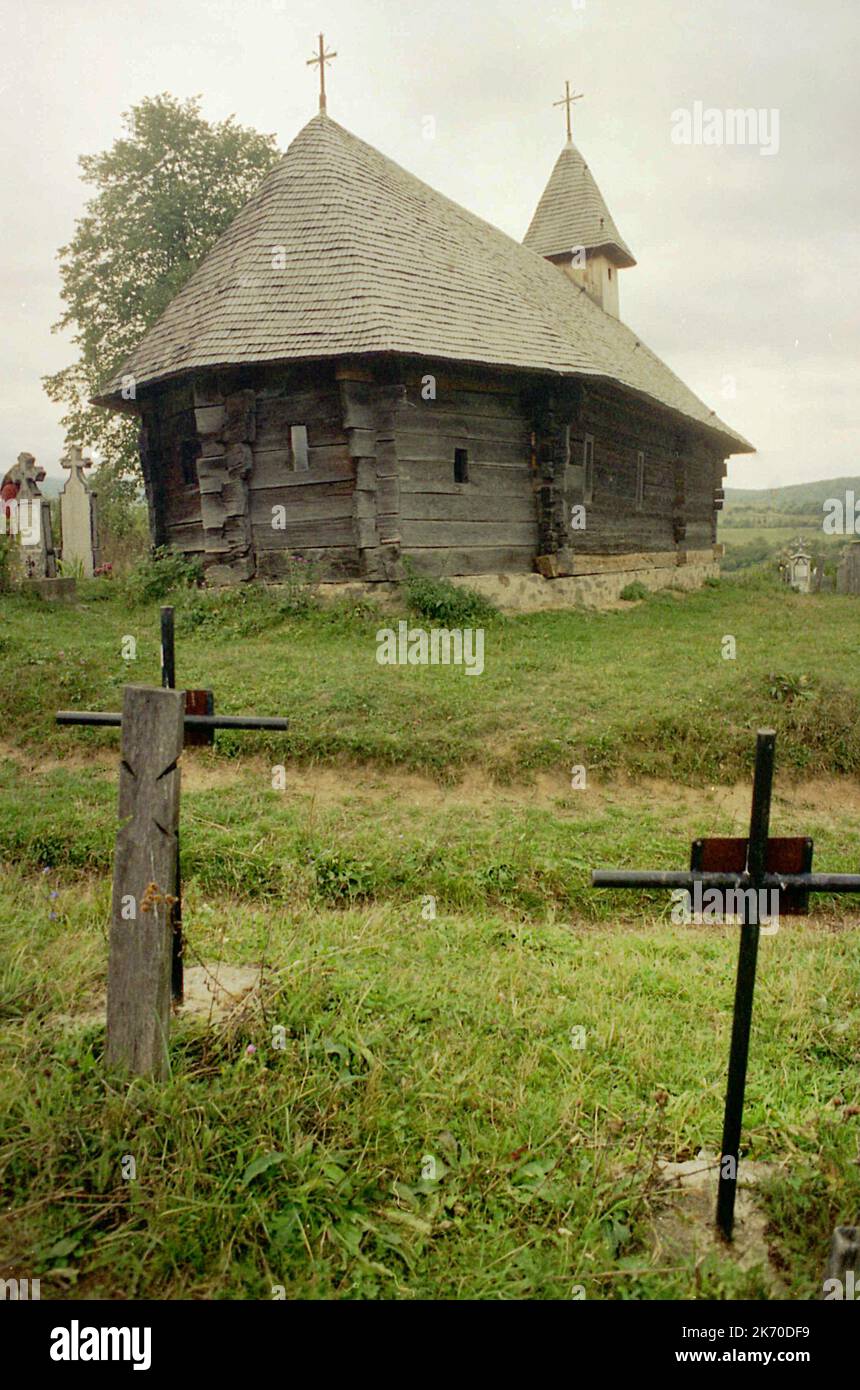 Șinca Nouă, Condado de Brasov, Rumania, 2000. Vista exterior de la iglesia de madera, un monumento histórico del siglo 18th. Foto de stock