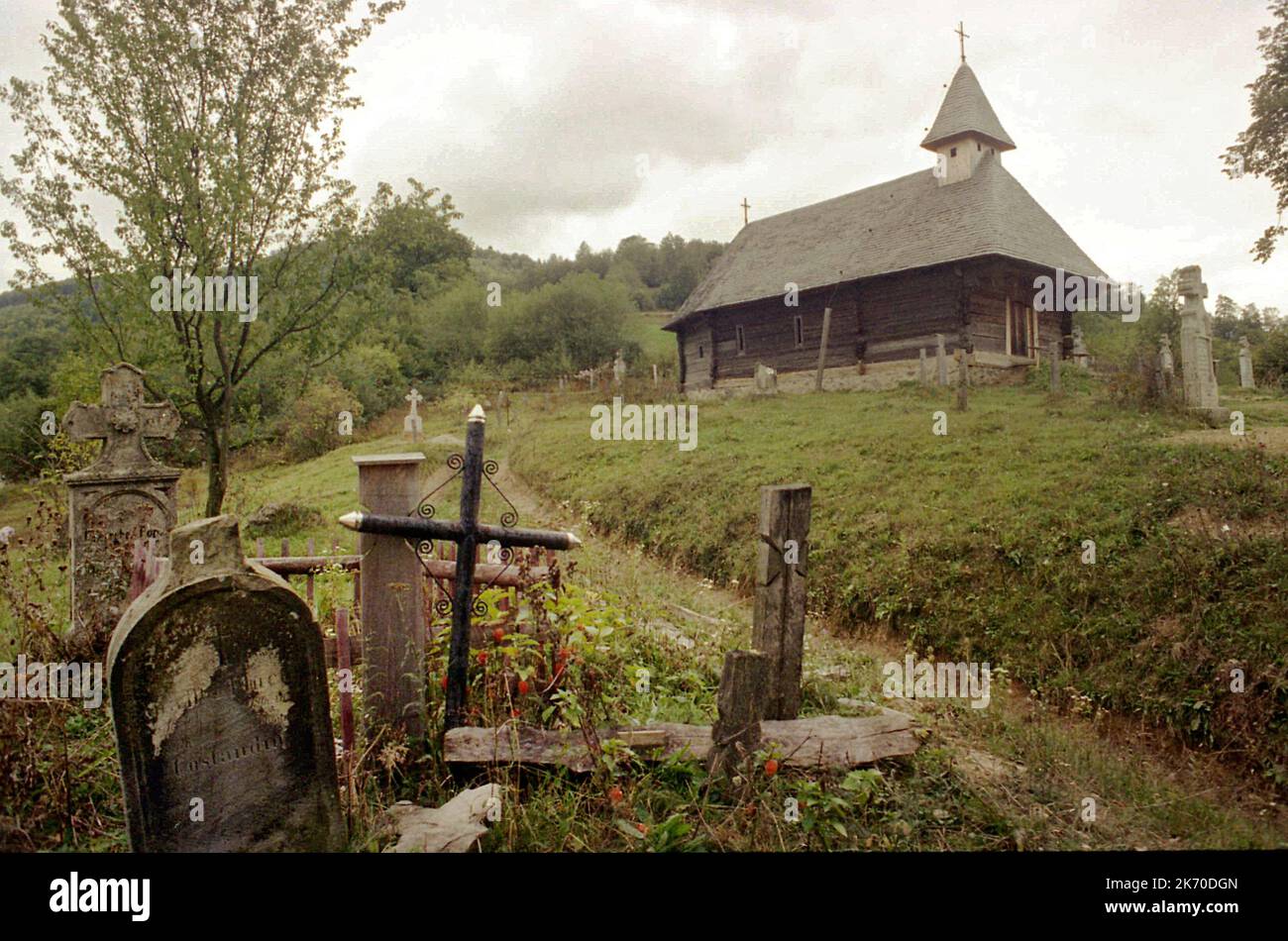 Șinca Nouă, Condado de Brasov, Rumania, 2000. Vista exterior de la iglesia de madera, un monumento histórico del siglo 18th. Foto de stock