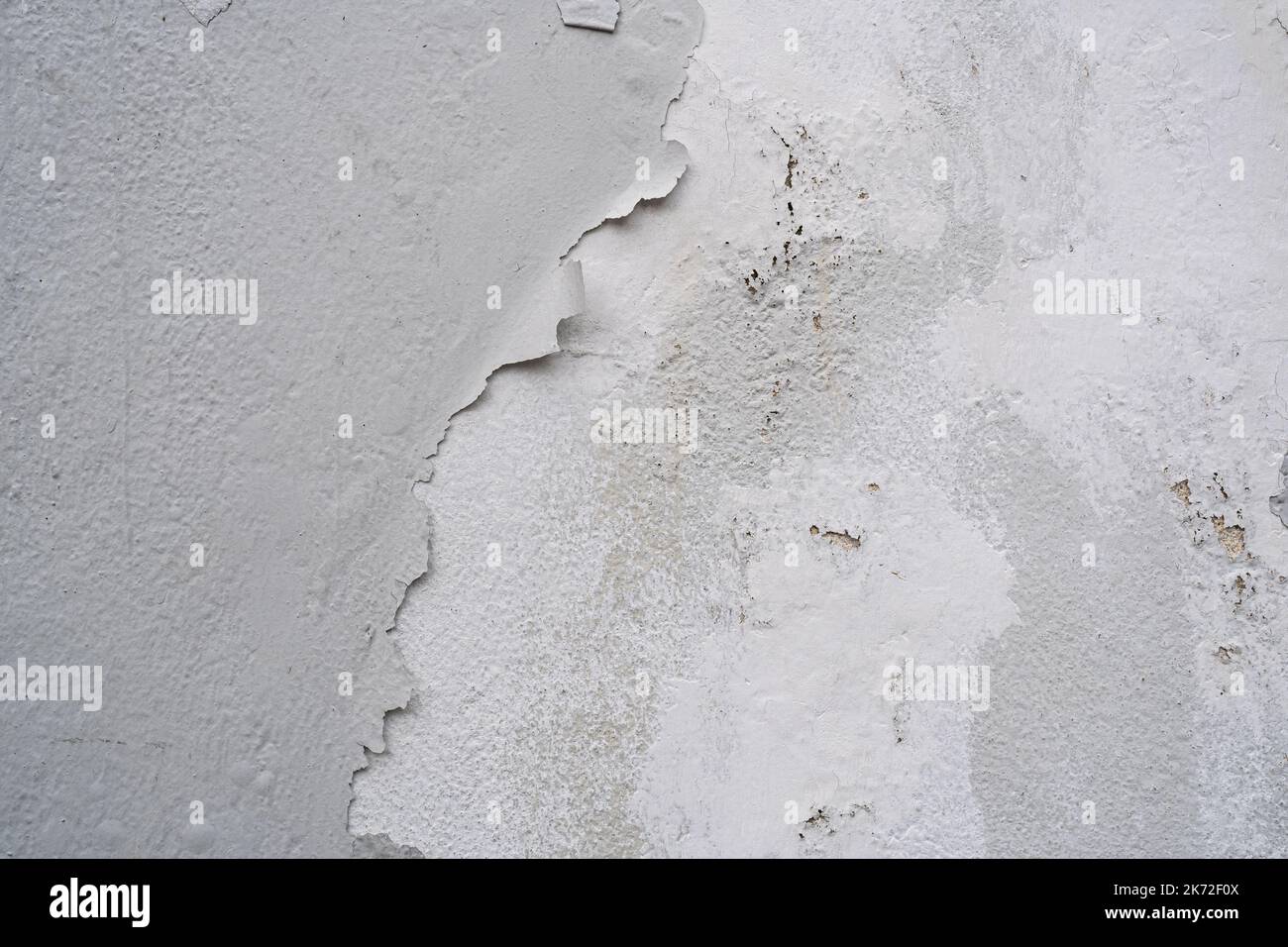 Entre pintura blanca pared con grietas de fondo o textura Fotografía de  stock - Alamy