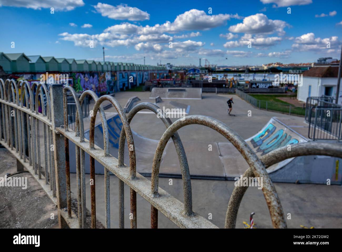 El parque de patinaje en el Big Beach Cafe propiedad de Fat Boy Slim (Norman Cook) en Hove frente al mar con las cabañas de la playa y el arte callejero Foto de stock