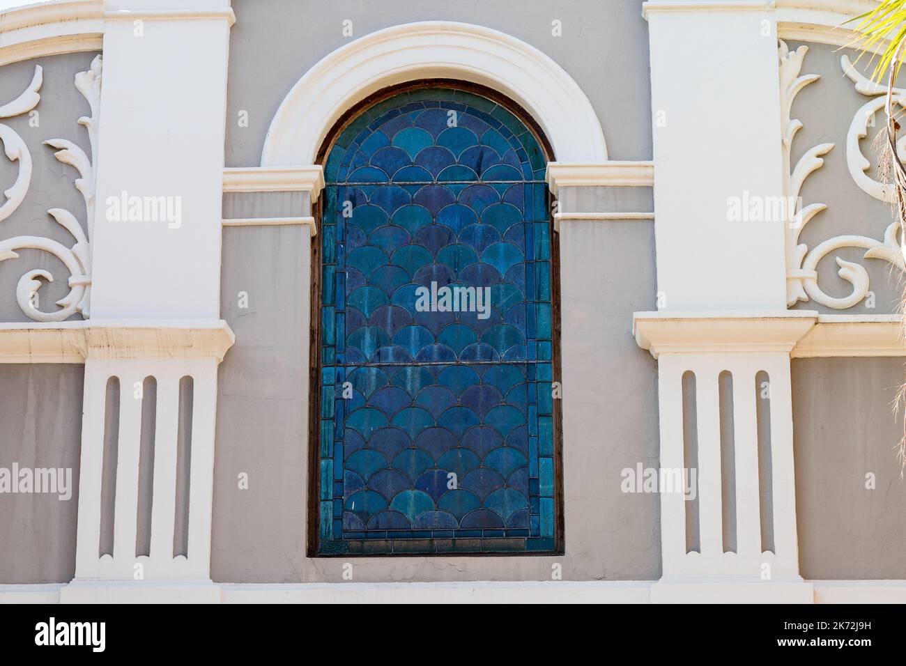 Vidriera de color azul con patrón festoneado o primer plano de diseño en un edificio antiguo de Ciudad del Cabo, Sudáfrica Foto de stock