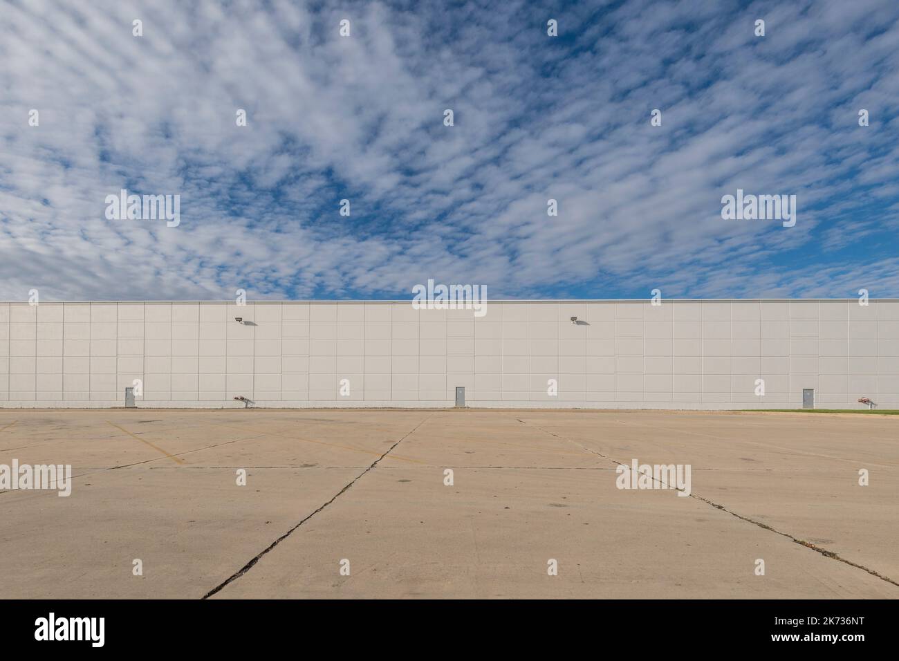 Puerta y gran edificio de almacén blanco liso, Pennsylvania, EE.UU Foto de stock
