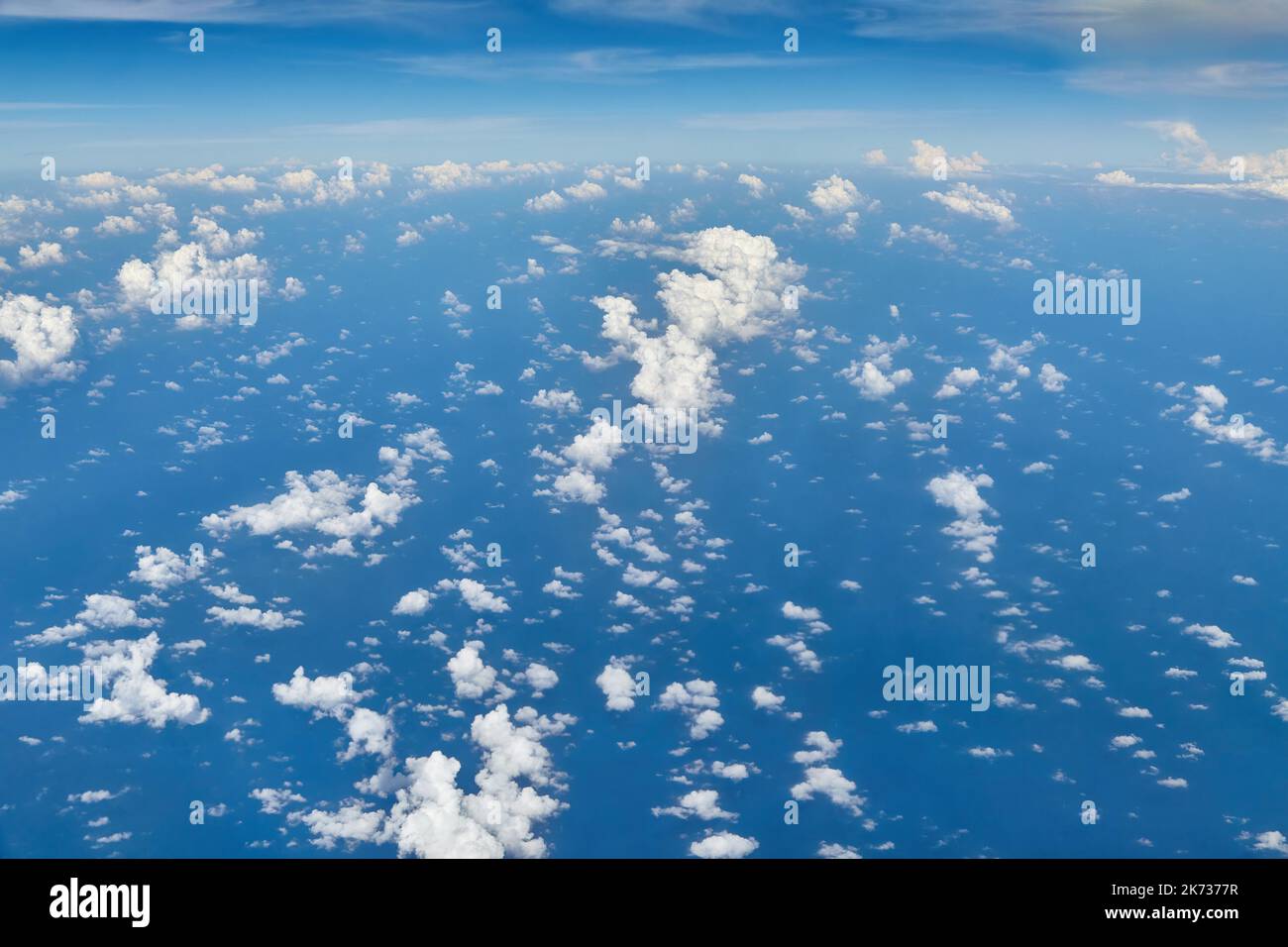 Volando sobre el océano y las nubes Foto de stock