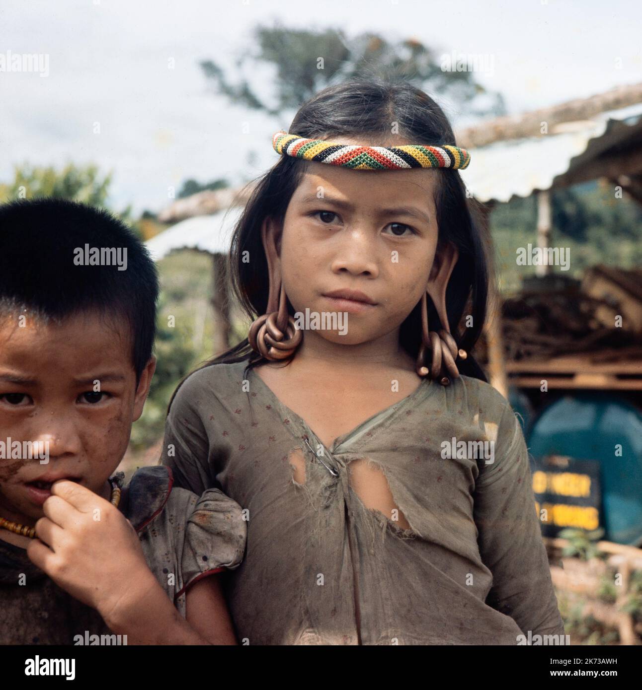 Una fotografía en color vintage tomada en febrero de 1965 mostrando a dos niños pequeños de la tribu Dayak de Borneo del Norte Foto de stock