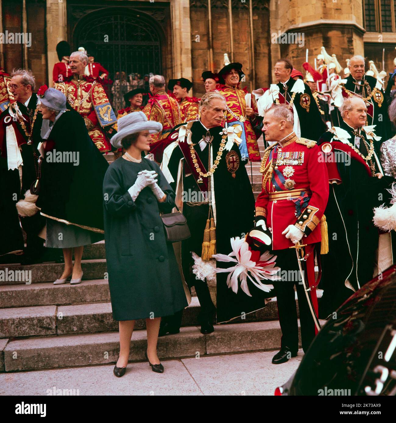 Varios Caballeros Británicos del Reino asisten a la Ceremonia de Garter en el Castillo de Windsor a principios de la década de 1960s. Foto de stock