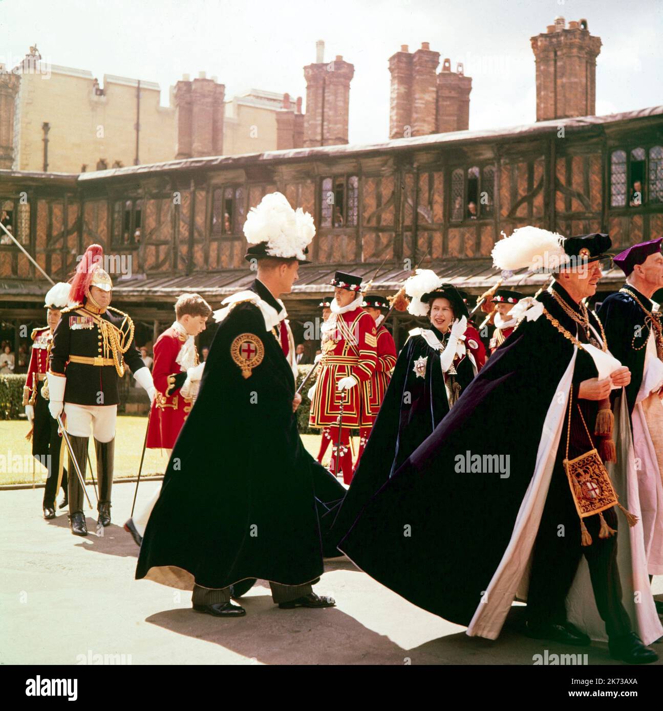 La Reina Elizabeth y el Príncipe Phillip asisten a la Ceremonia Garter en el Castillo de Windsor a principios de los 1960s. Foto de stock