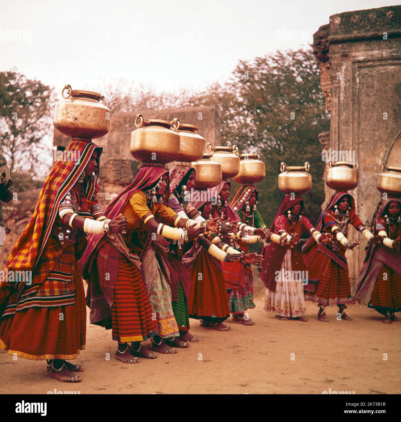 Una fotografía vintage en color de 1961 que muestra bailarines tradicionales del Folk en Hyderabad en la India. Foto de stock