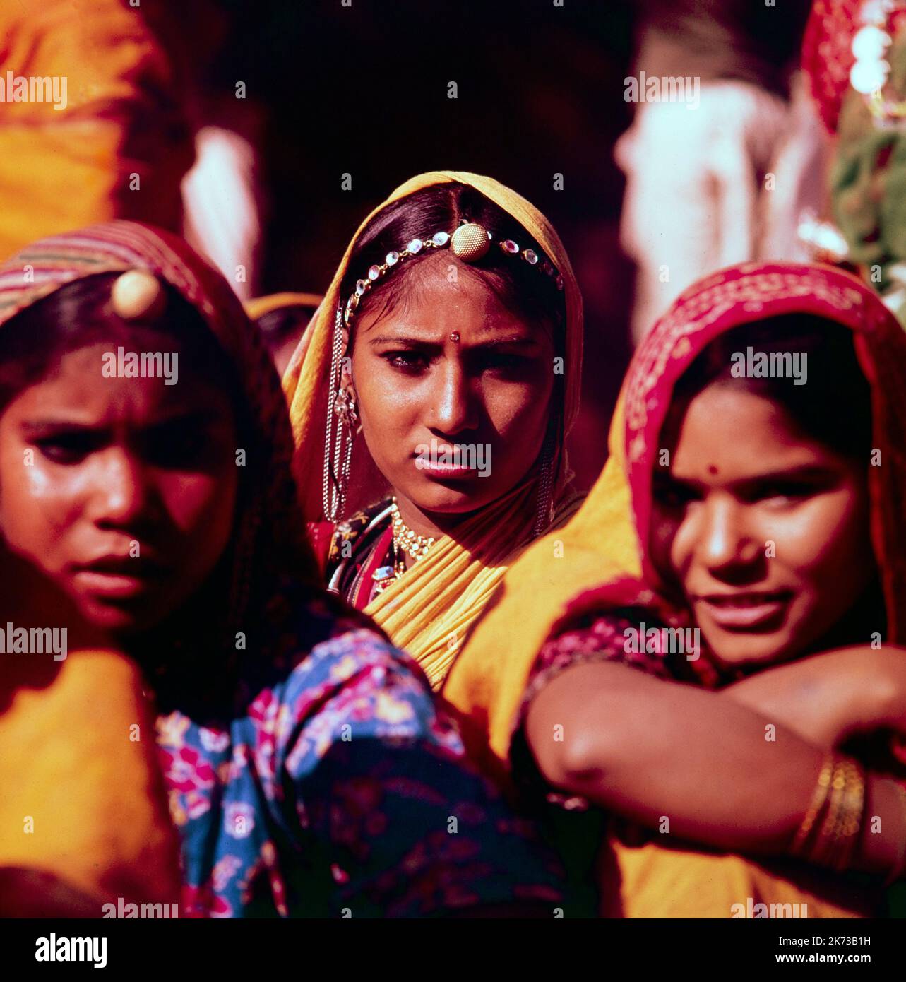Fotografía en color de la cosecha 1961 que muestra a las mujeres vestidas tradicionales en Delhi en la India. Foto de stock