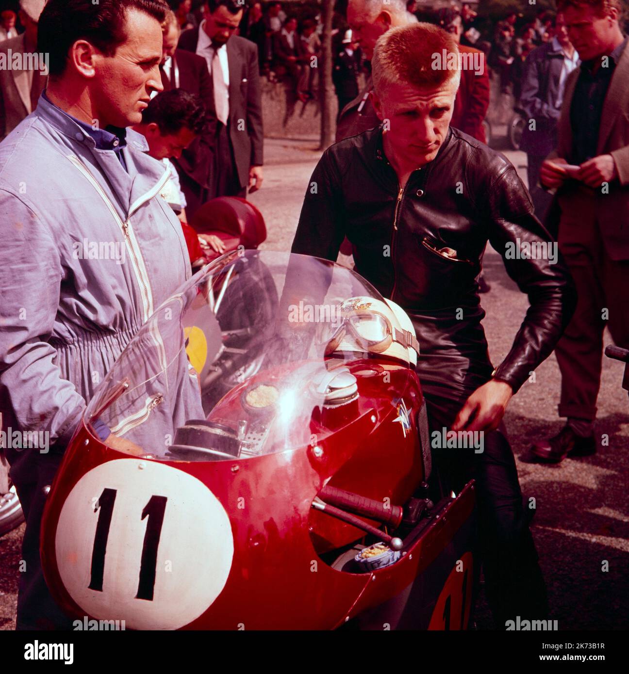 Fotografía de colores vintage que muestra al piloto británico John Hartle en la 1960 Isla de Man TT Race con una MV Agusta Motor Bike. Foto de stock