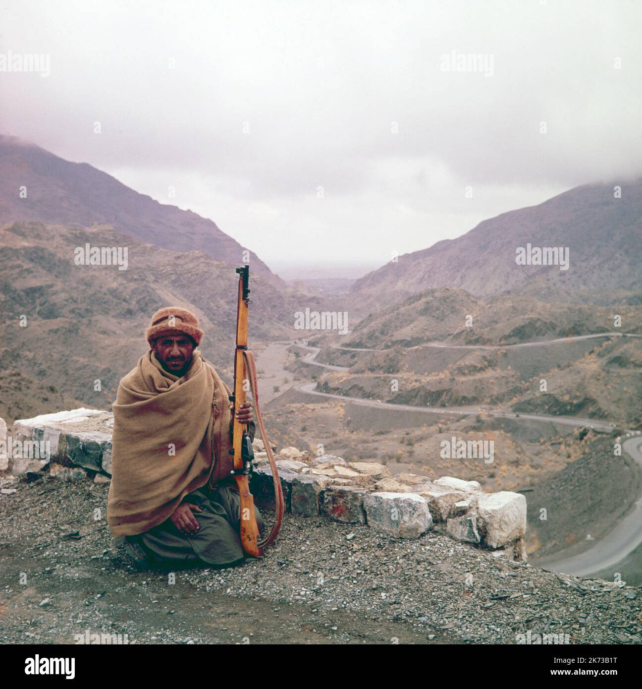 Una fotografía en color de la época de 1960s que muestra un centinela en la guardia en el paso de Khyber, en la frontera entre Pakistán y Afganistán. Foto de stock
