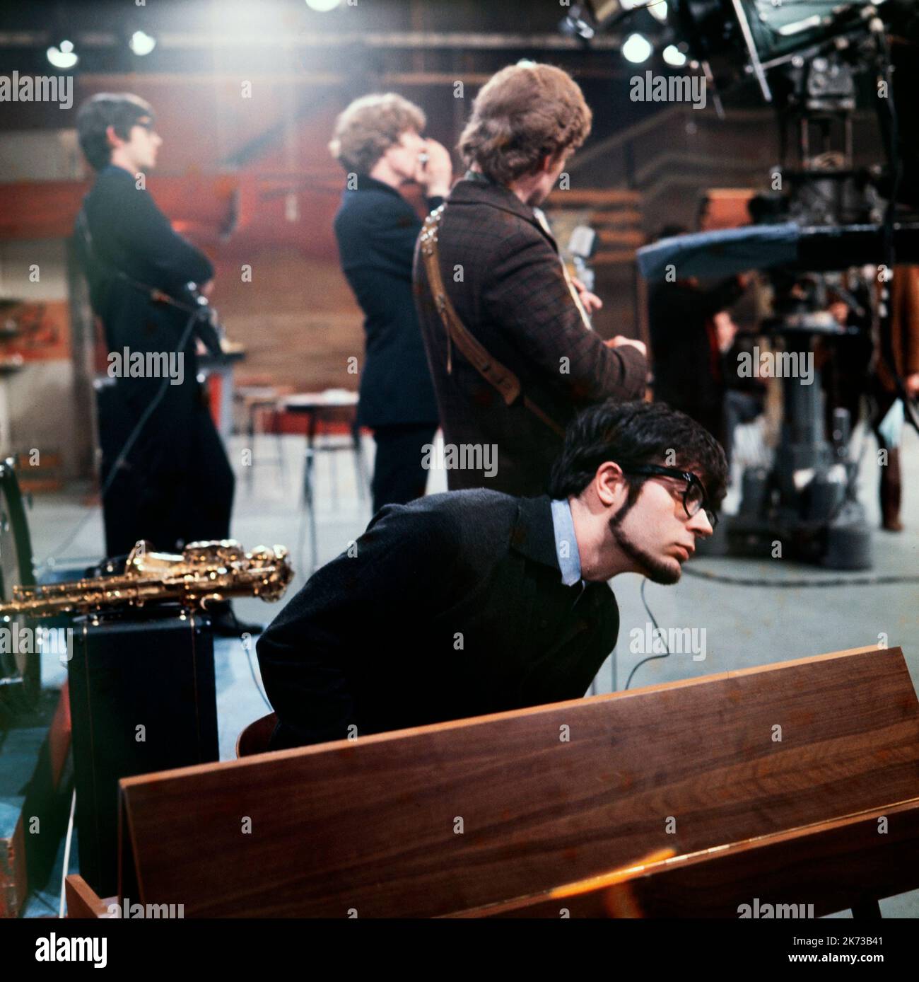 Fotografía en color de la época de 1960s que muestra a la banda británica de Pop Rock Manfred Mann en un estudio de televisión. Foto de stock