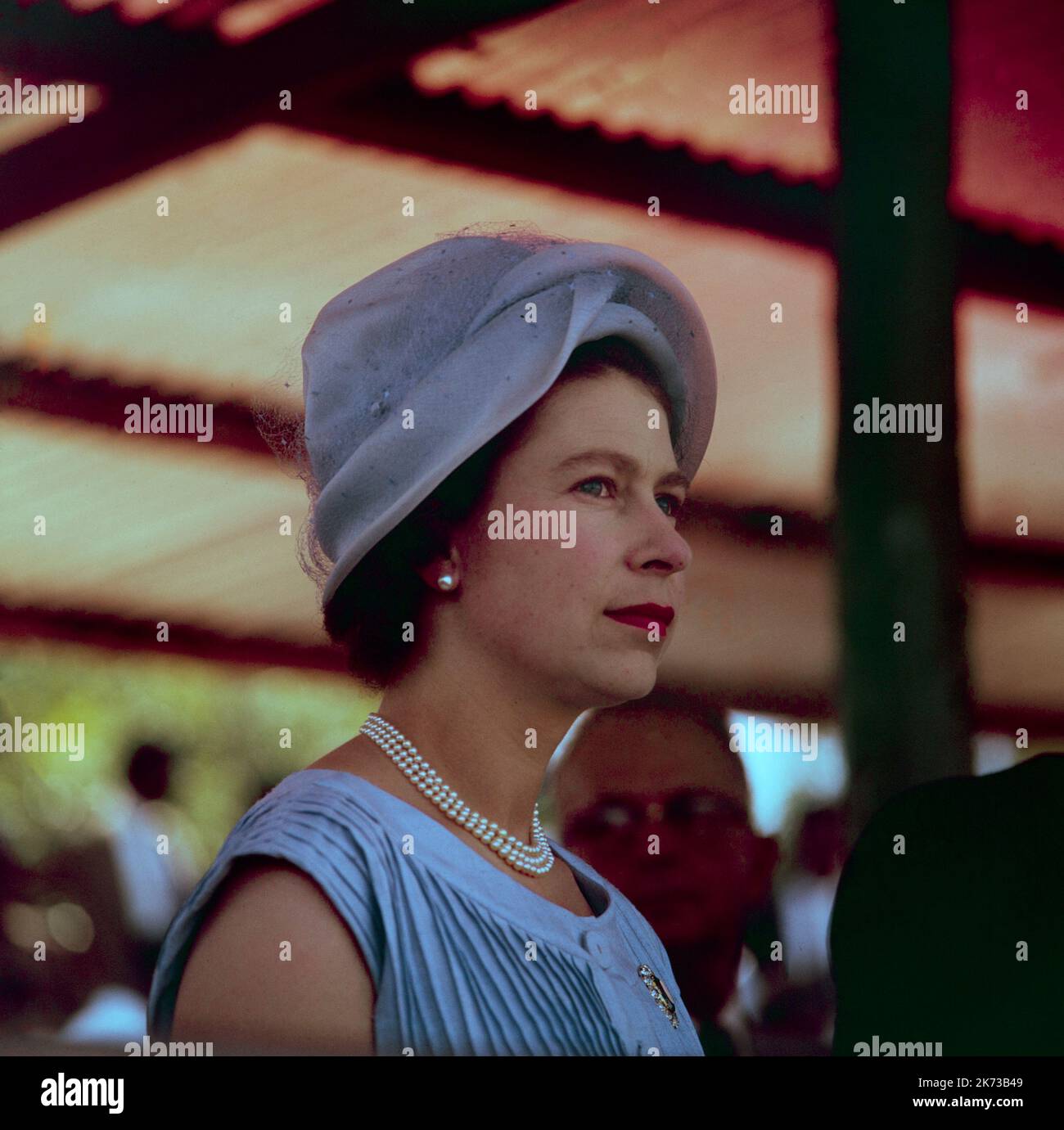 Una fotografía de 1964 colores vintage que muestra a la Reina Isabel II mientras estaba de gira por África. Foto de stock