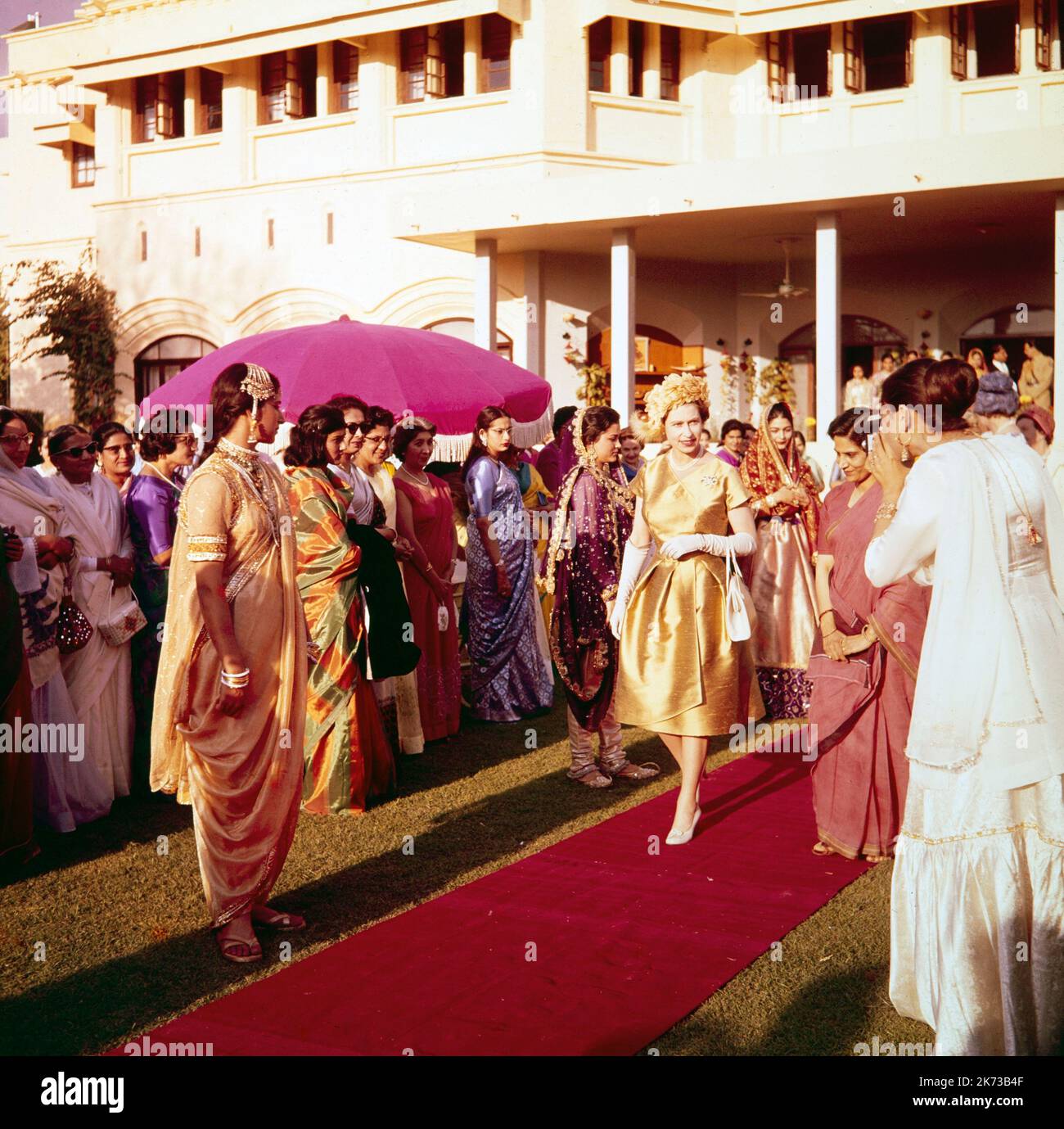 La reina Elizabeth en Karachi en la India durante su gira por la India en 1961. Foto de stock