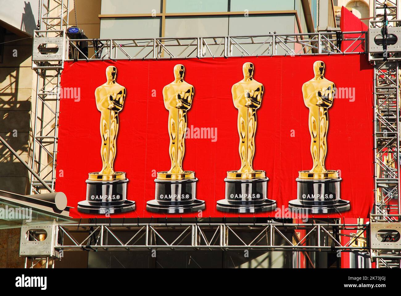 Una pancarta que representa a los Oscars cuelga sobre Hollywood Boulevard antes del inicio de la ceremonia de los Premios de la Academia en el Dolby Theater en Hollywood Foto de stock