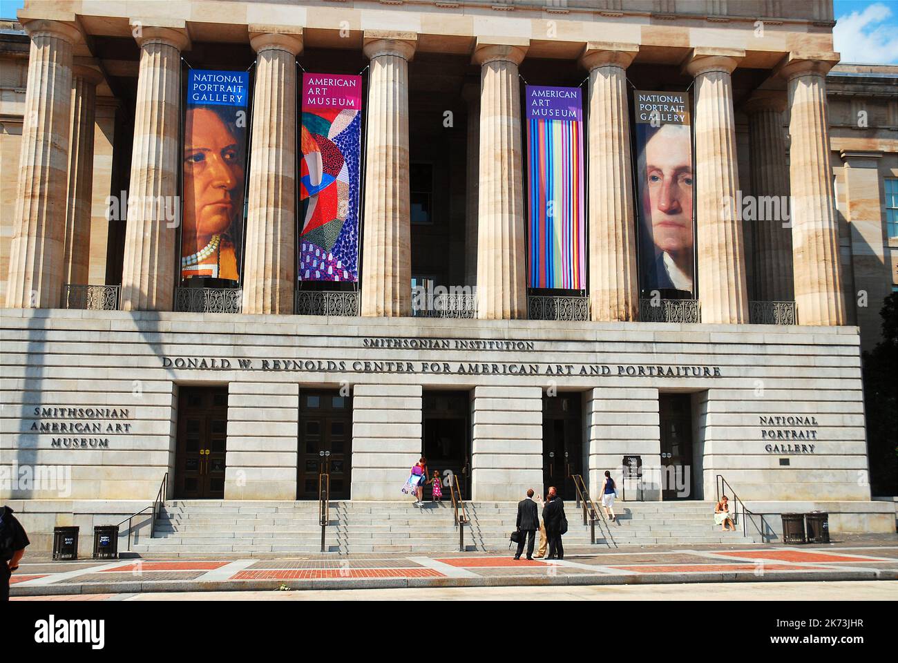 Pancartas en la Smithsonian National Portrait Gallery en Washington DC, anunciando los eventos y celebraciones actuales en el museo de arte Foto de stock