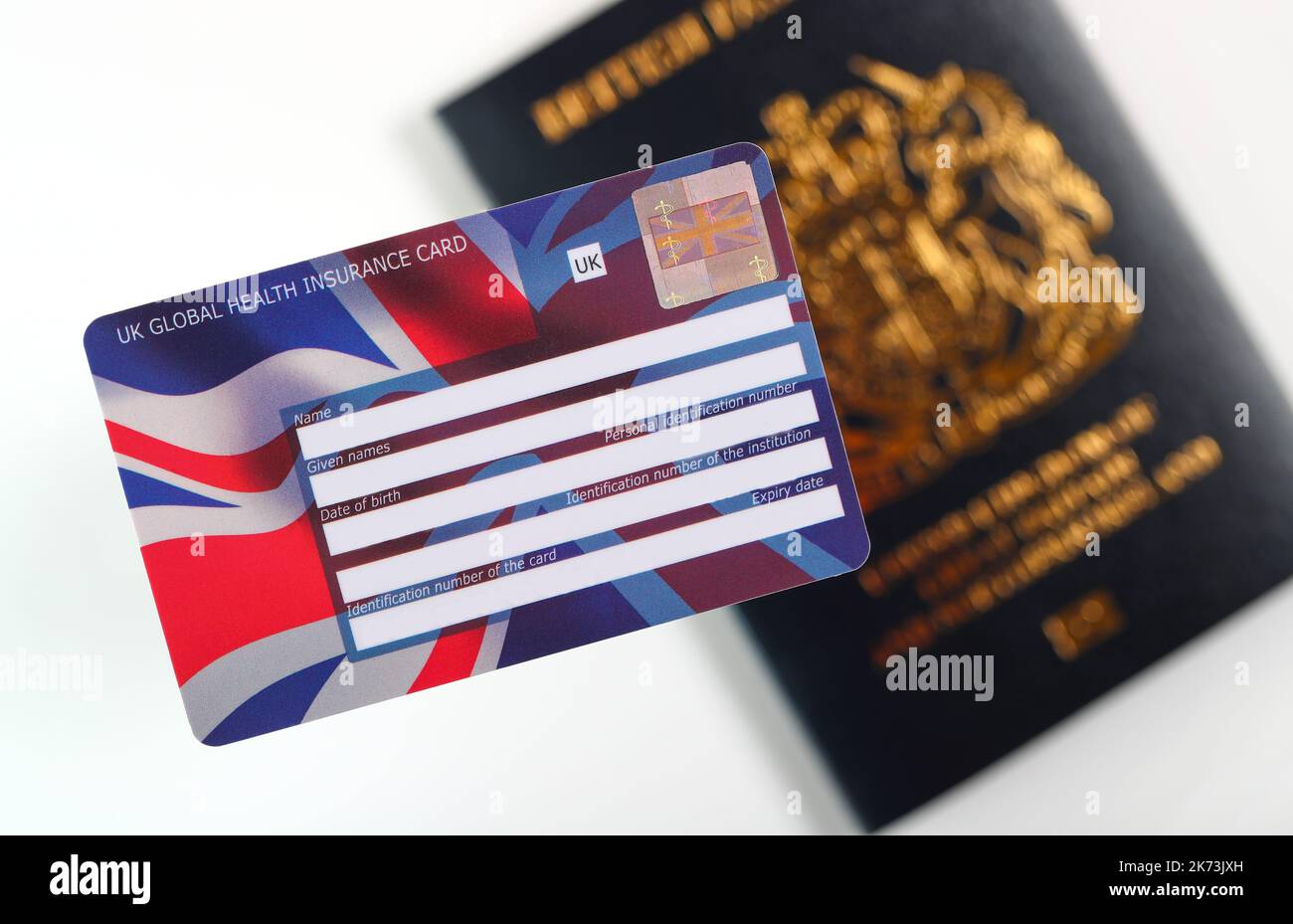 UK Global Health Insurance Card también conocida como tarjeta GHIC, con pasaporte británico. Foto de stock