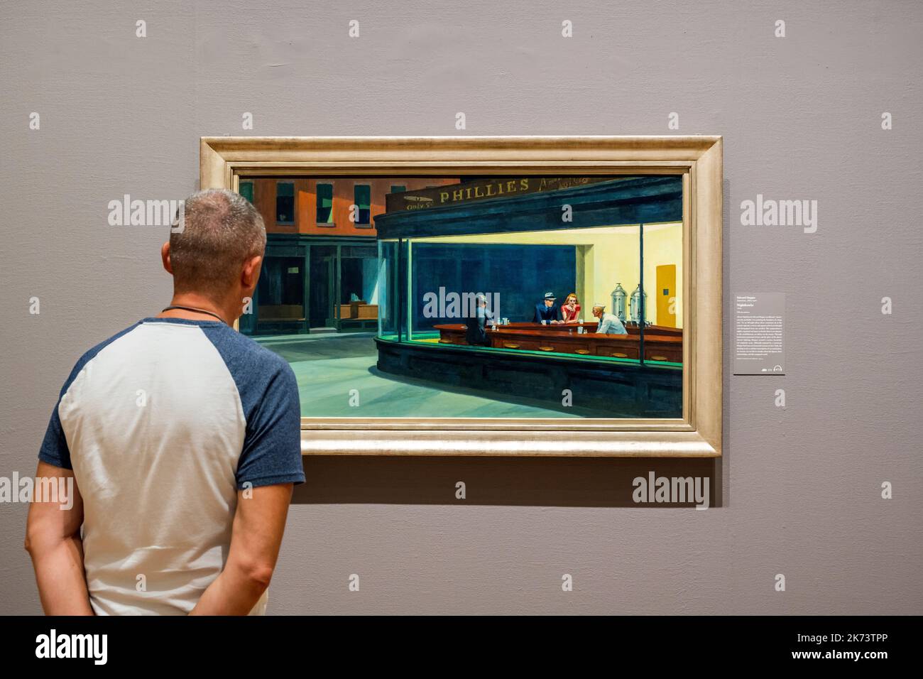 Visitante observando la pintura 'Nighthawks' de Edward Hopper en el Instituto de Arte de Chicago, Chicago, Illinois, EE.UU Foto de stock