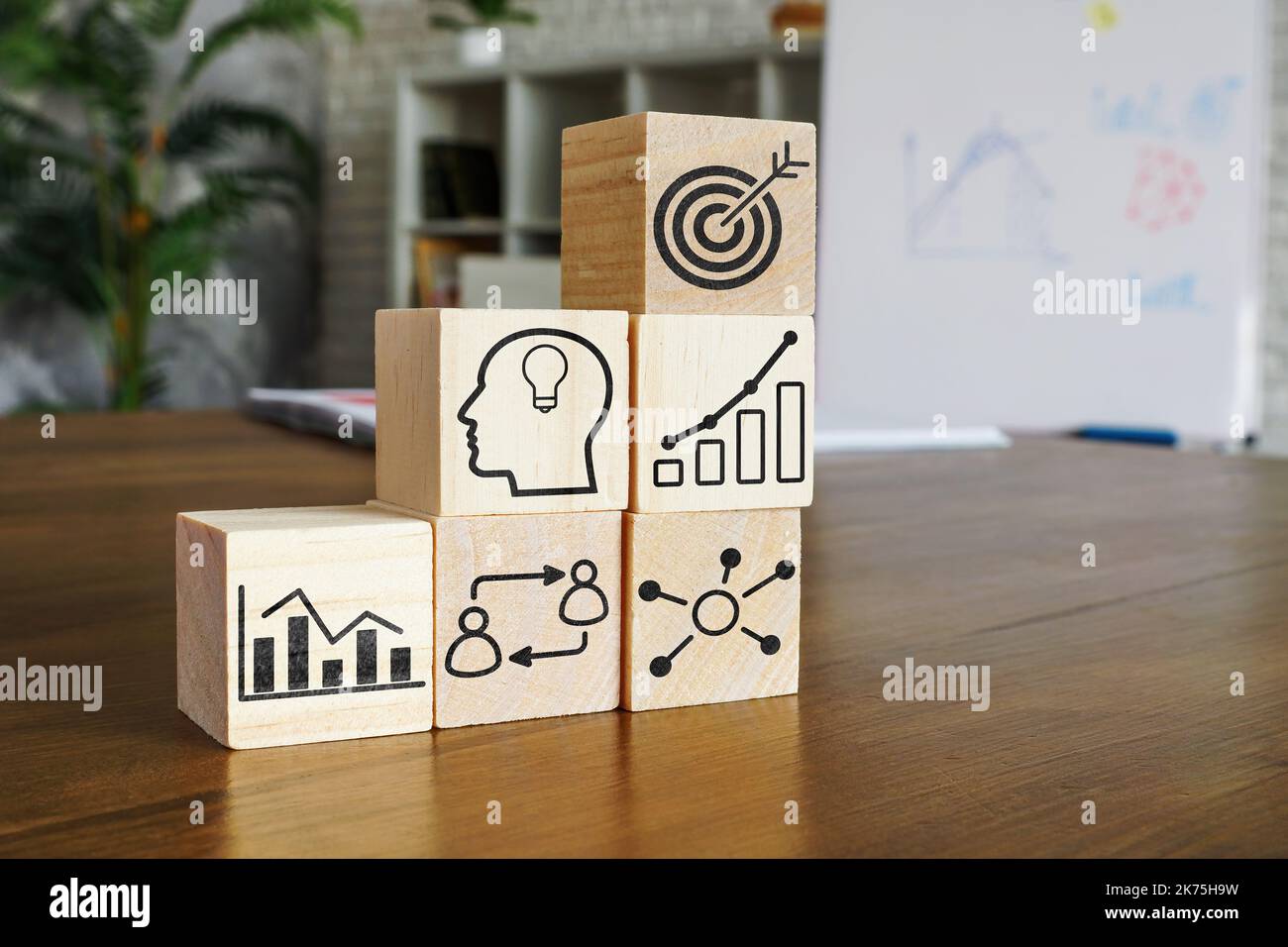Cubos de madera con marcas. Estrategia empresarial en concepto de recesión. Foto de stock
