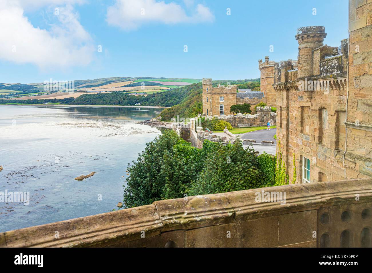 Culzean Castle con vistas a Culzean Bay, South Ayrshire, Escocia, Reino Unido Foto de stock