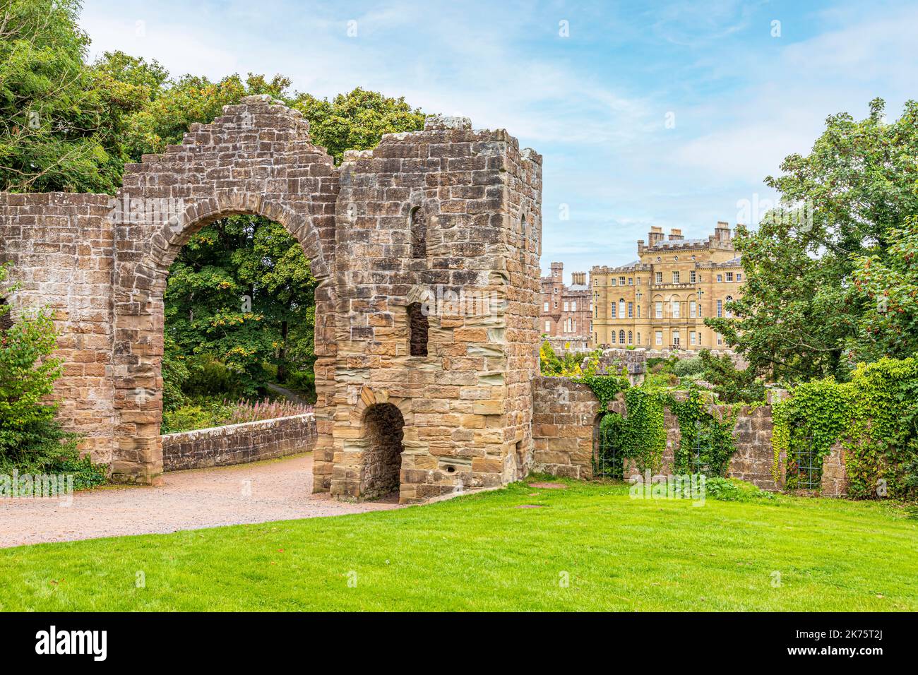 Culzean Castillo y el siglo 18th en ruinas Arco, Ayrshire del Sur, Escocia Reino Unido Foto de stock