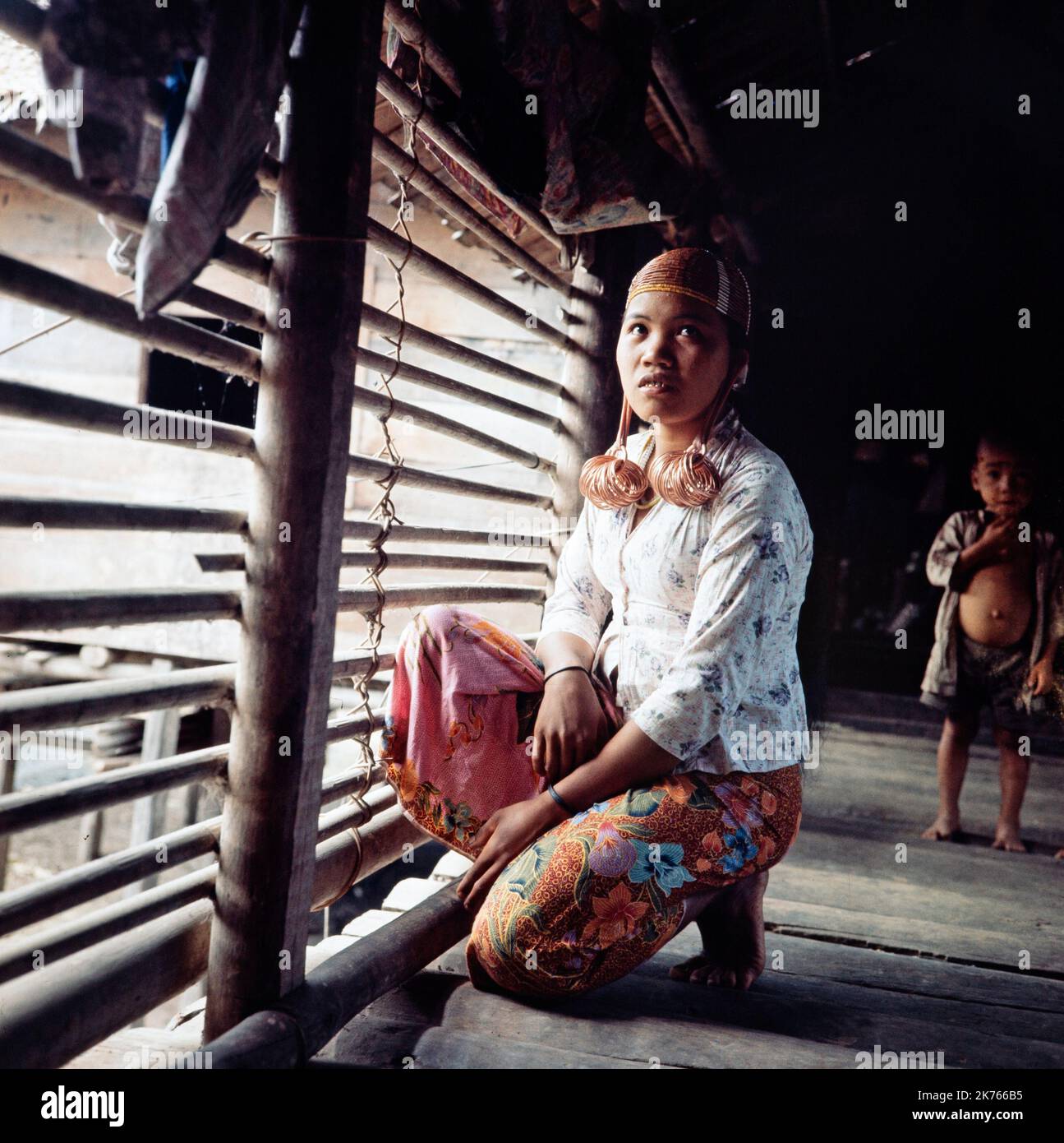 Una fotografía en color vintage tomada en febrero de 1965 mostrando a una mujer de la tribu Dayak de Borneo del Norte Foto de stock