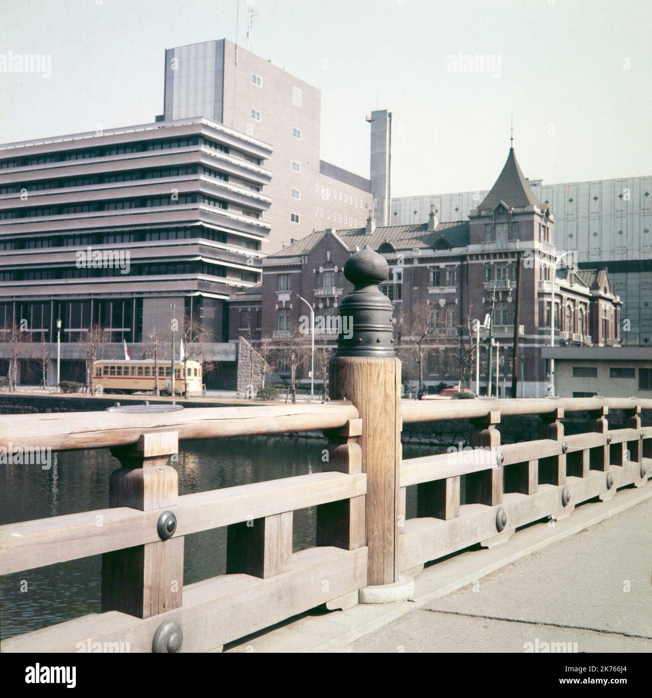 Una fotografía en color de época de 1967 que muestra el distrito Marunouchi de Tokio en Japón. Foto de stock