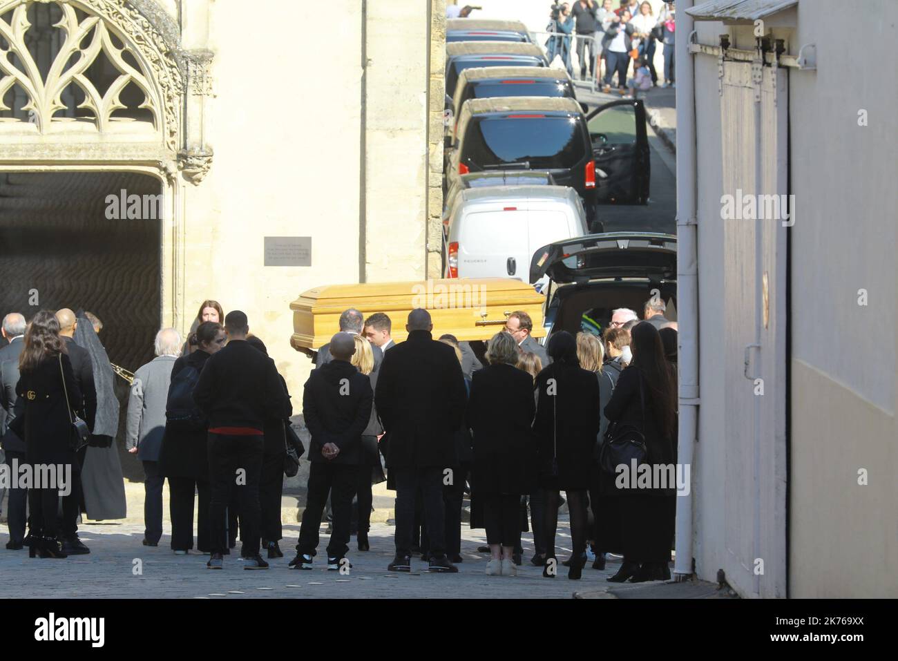 Funeral de Charles Aznavour. El cantante, compositor y actor francés Charles Aznavour falleció anoche a las 94 de la mañana. El funeral de Carlos Aznavour en la Catedral Armenia de San Juan Bautista en París y el cementerio de Montfort-l'Amaury en el departamento de Yvelines, Francia Foto de stock