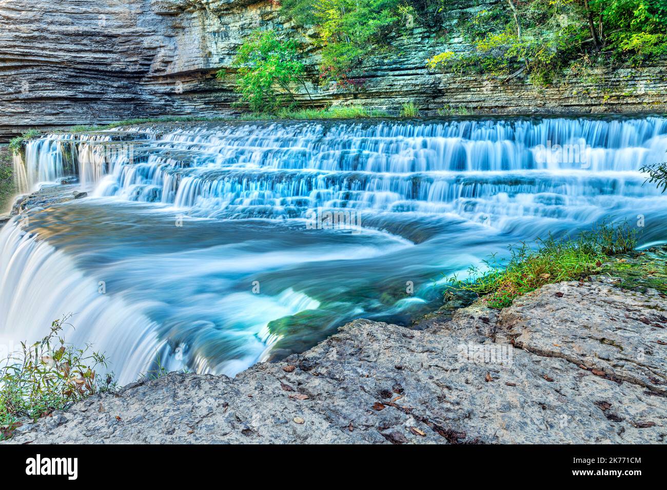 Una impresionante y hermosa cascada escalonada con una velocidad de obturación lenta para capturar el movimiento fluye río abajo a una cascada más grande en Burges de Tennessee Foto de stock