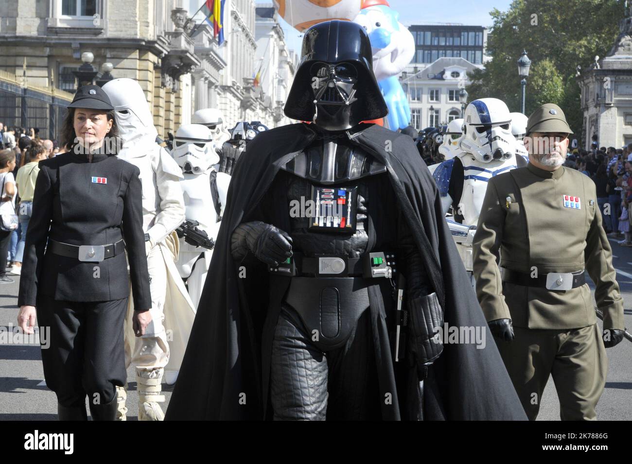Este domingo tuvo lugar en Bruselas como parte del Festival del Cómic, un desfile de globos gigantes con la efigie de varios personajes mundialmente famosos. Una gran multitud se había movido a seguir el cortejo y también admiraba a Darth Vader y sus tropas o las diversas fanfarrias que animaron el desfile. Foto de stock