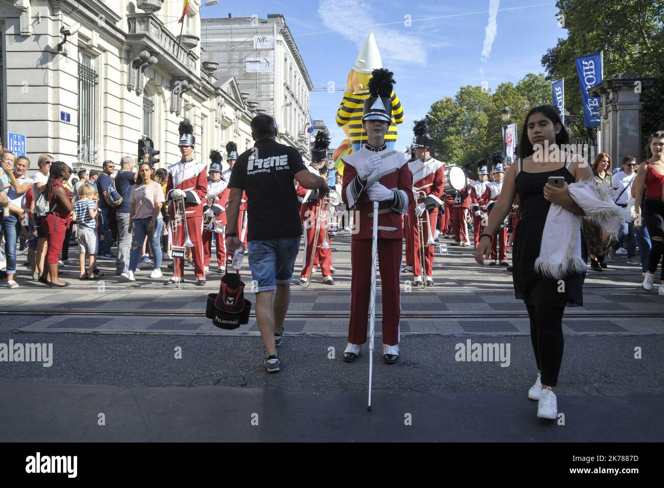 Este domingo tuvo lugar en Bruselas como parte del Festival del Cómic, un desfile de globos gigantes con la efigie de varios personajes mundialmente famosos. Una gran multitud se había movido a seguir el cortejo y también admiraba a Darth Vader y sus tropas o las diversas fanfarrias que animaron el desfile. Foto de stock