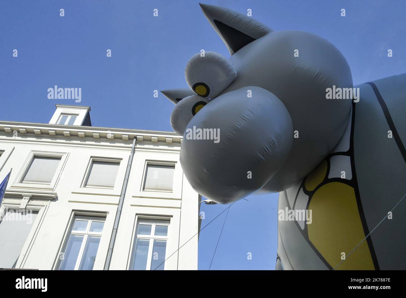 Este domingo tuvo lugar en Bruselas como parte del Festival del Cómic, un desfile de globos gigantes con la efigie de varios personajes mundialmente famosos. Una gran multitud se había movido a seguir el cortejo y también admiraba a Darth Vader y sus tropas o las diversas fanfarrias que animaron el desfile. Foto de stock