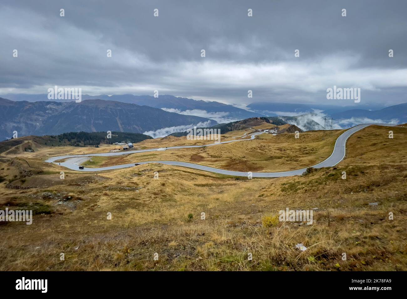 Conduzca sobre el paso de Jaufenpass de Austria a Italia Foto de stock
