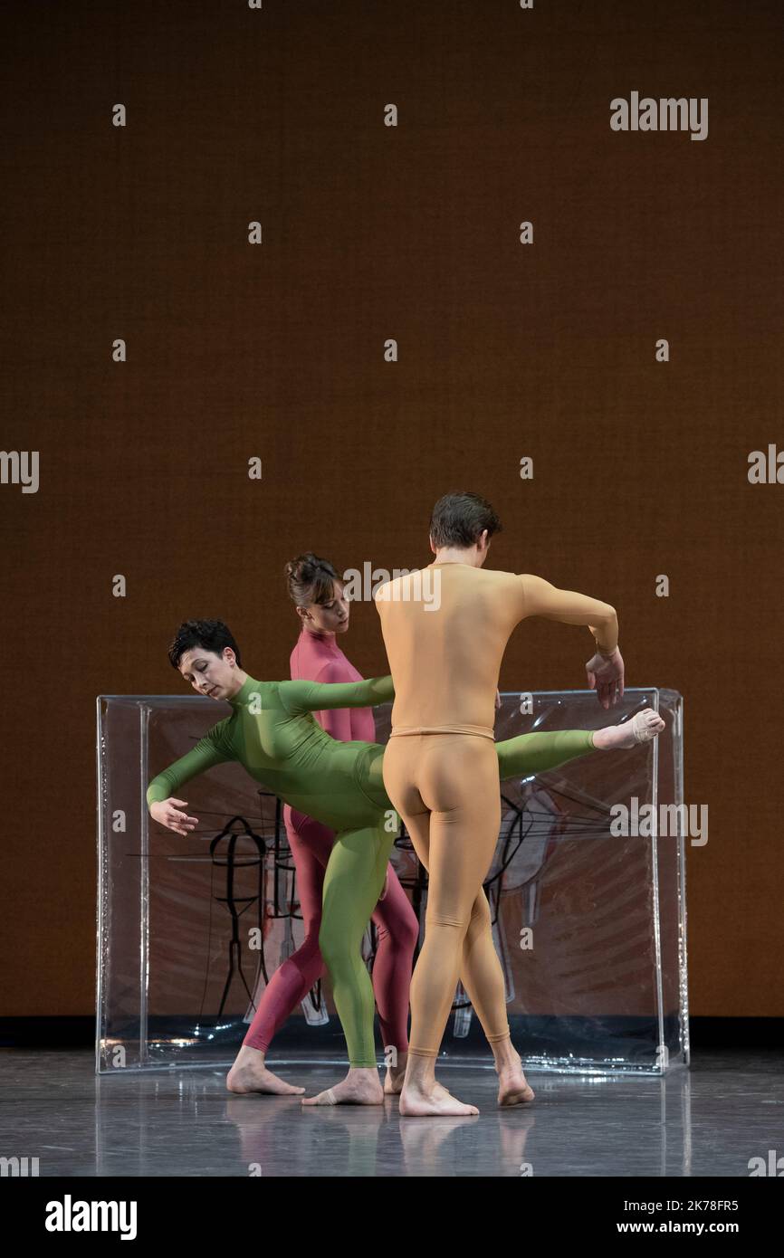 COREOGRAFÍA MERCE CUNNINGHAM COMPAGNIE Ballet de l'Opera National de Paris  MÚSICA David Behrman (. durante casi una hora.) TEXTO Marcel Duchamp La  Mariee mise a nu par ses celibataires, meme [La boite