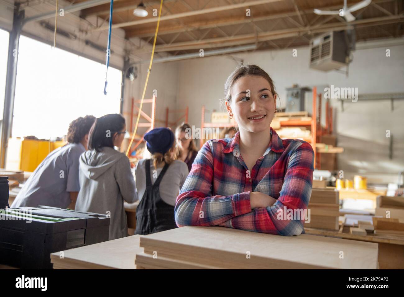 Retrato de una estudiante en el taller mirando sonriendo Foto de stock