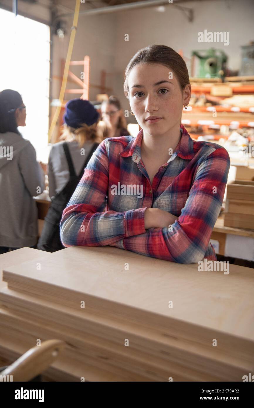 Retrato de una estudiante mirando la cámara en el taller Foto de stock