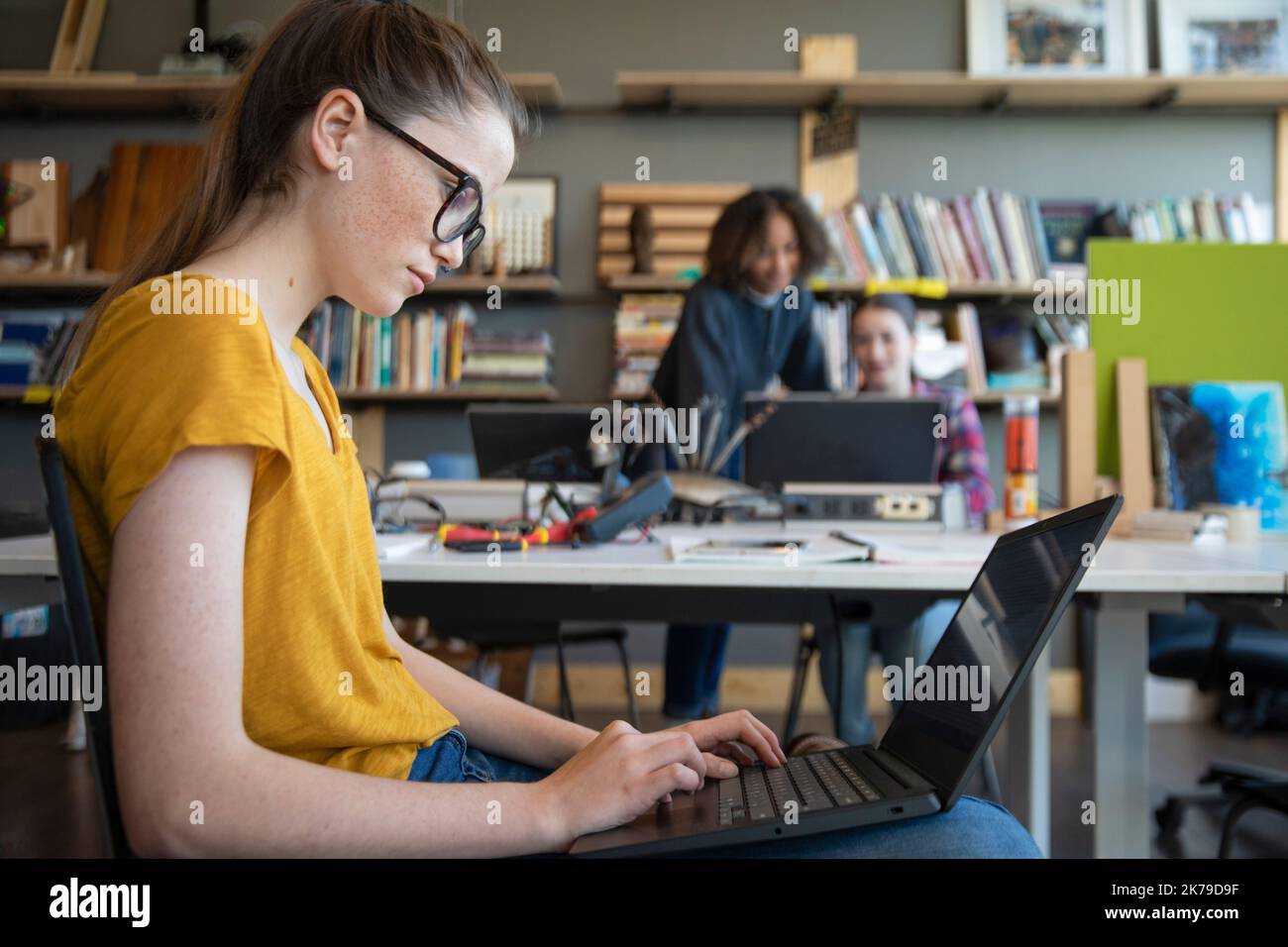 Estudiante que utiliza una computadora portátil en un taller de tecnología Foto de stock