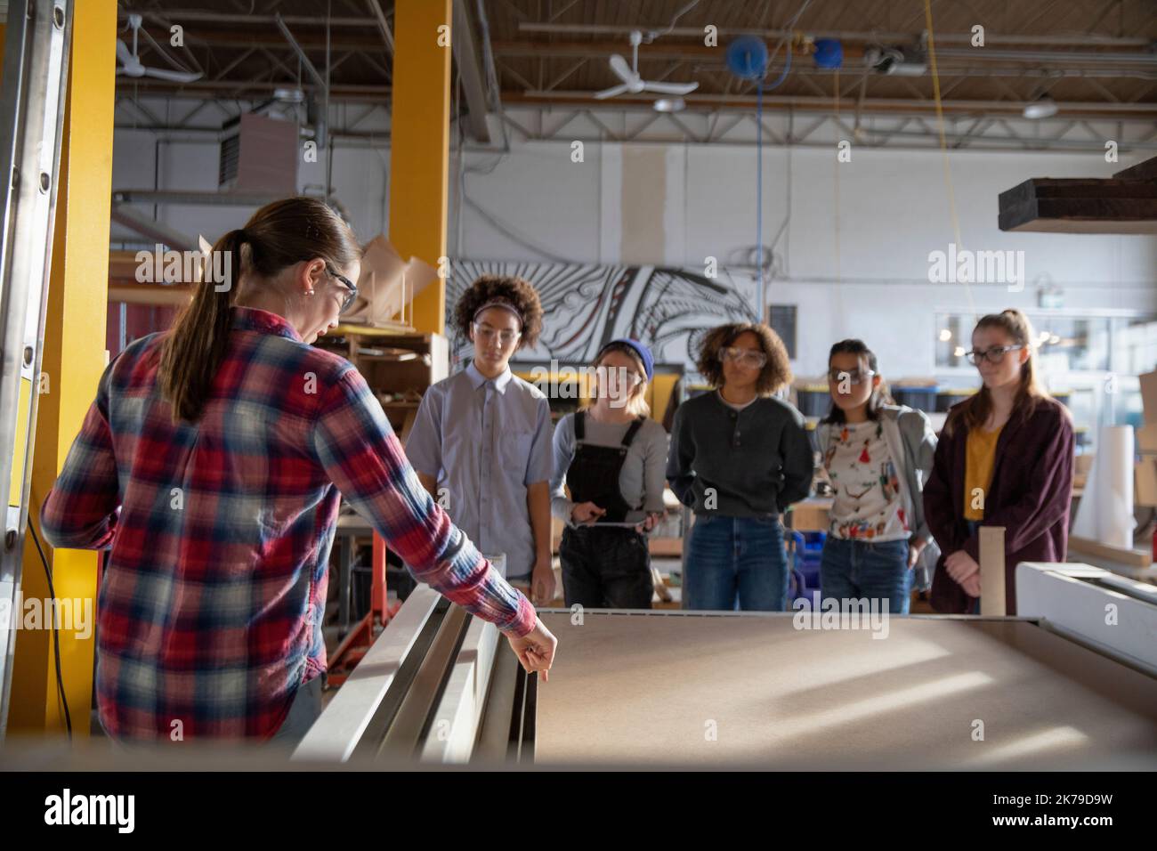 Estudiantes mujeres mirando la impresora en clase Foto de stock